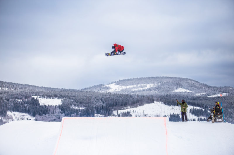 Foto av snøbrett hopper