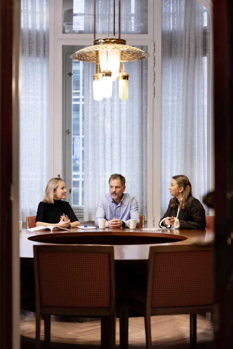Hanna (ADA), Michael (SØ) og Ingrid (ADA) i møte
