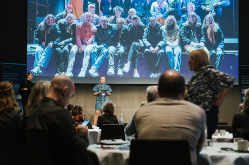 forsamling ser på en gruppe ungdommer på en scene