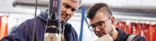 To personer som arbeider i en industribedrift