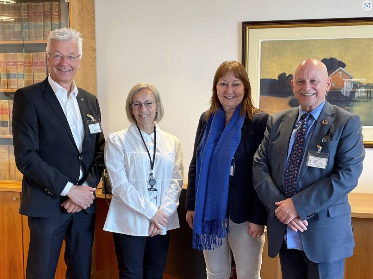 F.v. Jon Askeland, Vestlandsrådet, Sigrun Wiggen Prestbakmo,statssekretær i KDD, Gunn Marit Helgesen, Østlandssamarbeidet/KS og Roger Ryberg, Østlandssamarbeidet. Foto: Ann Irene Sæternes.