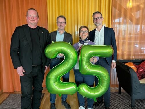 Medlemmer i Interreg Østersjøprogrammets overvåkingskomité med lengst fartstid. Fra venstre; Matti Lipsanen (Finland), Jens Kurnol (Tyskland), Ann Irene Sæternes (Norge), og Michael Koch-Larsen (Danmark). Bildet er tatt i april 2023 i forbindelse med møte i Østersjøprogrammet i Malmø, Sverige.
