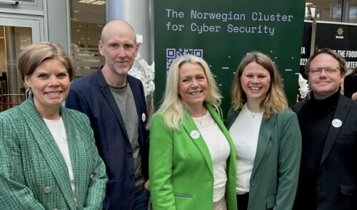 Oslo Big Data Day i april 2023, hvor Digital Innlandet og Norwegian Cluster for Cyber Security møtte representanter fra svensk samarbeidspartner Compare. Fra venstre: Gunn Mari Sund Rusten (Digital Innlandet), Anders Milde og Ingrid Ingvars (Stiftelsen Compare), Guro Storlien Evensen (Norwegian Cluster for Cyber Security) og Stefan Skoglund (Stiftelsen Compare)