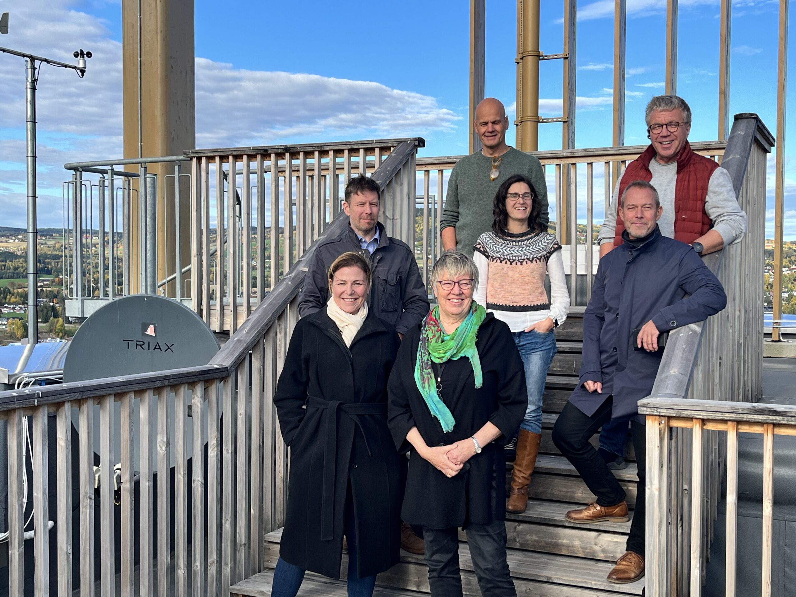 Deltakerne i prosjektet The Circular Bioeconomy Arena avbildet på toppen av Mjøstårnet i forbindelse med vårt arbeid med å planlegge nytt interregprosjekt. Foto: Norwegian Wood Cluster