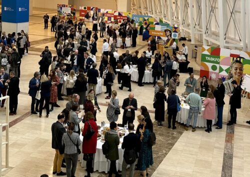 oversiktsbilde over en konferansehall med mange mennesker