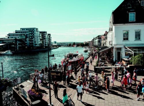 viser folkemengde på brygga i Fredrikstad