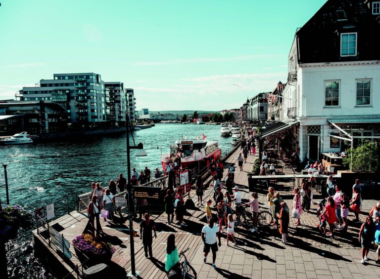 viser folkemengde på brygga i Fredrikstad