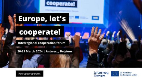 hender som rekkes i været foran en scene. Det står "Europe, let's cooperate!" på bildet