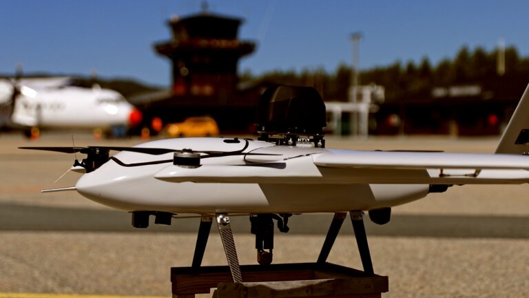 nærbilde av en hvit drone