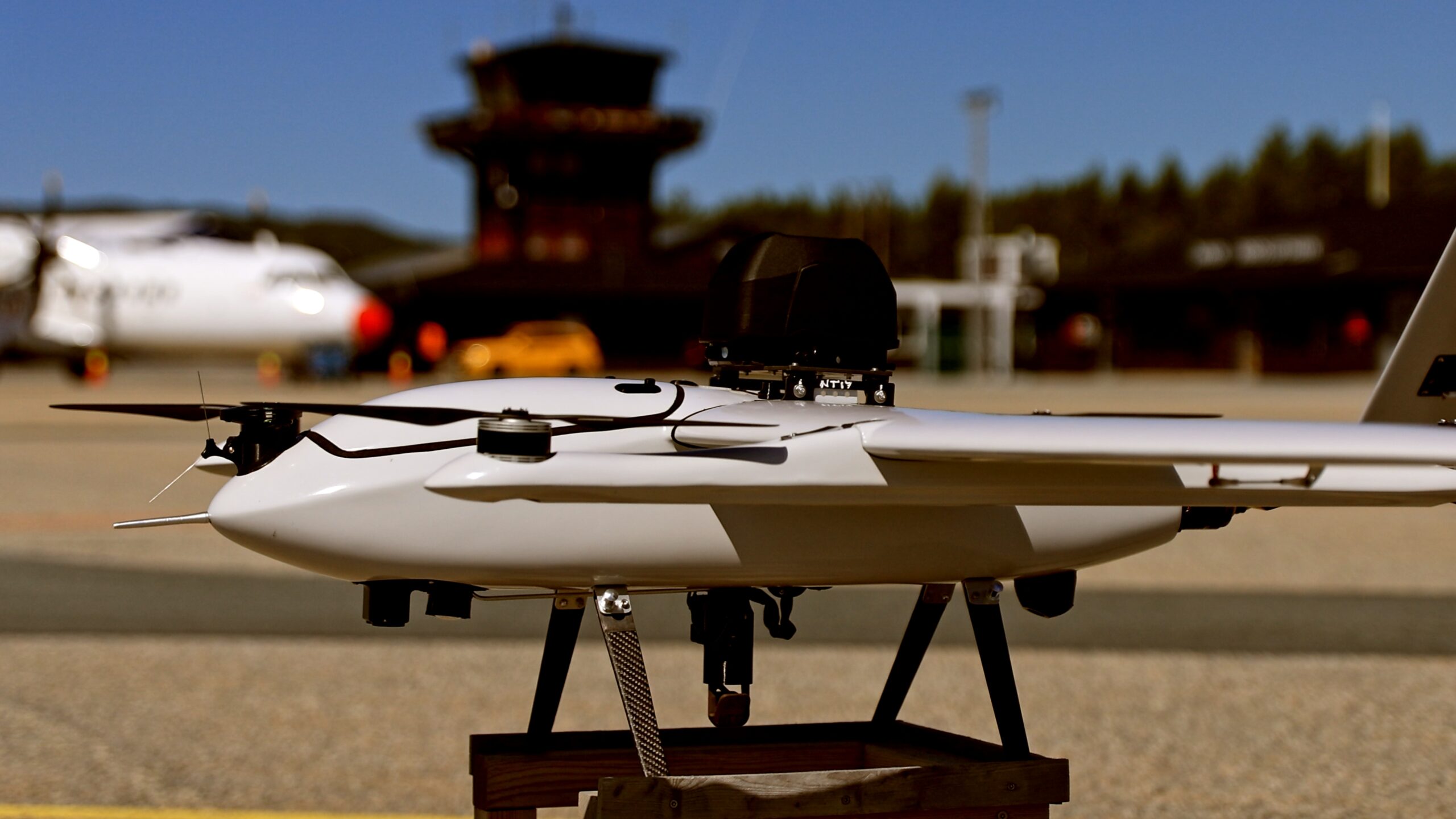 nærbilde av en hvit drone