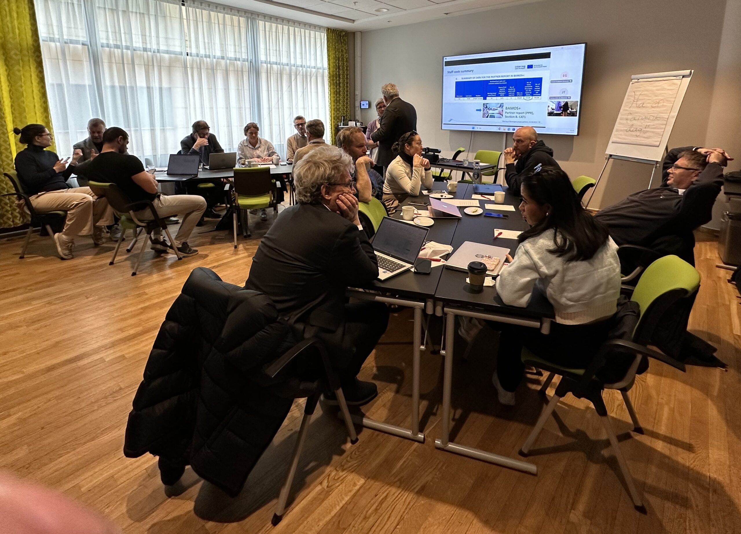 forsamling rundt bord