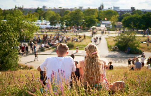 par som ser utover en park - illustrativt bilde