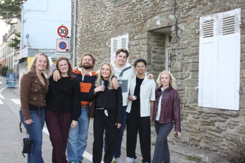 gruppe studenter utenfor et hus
