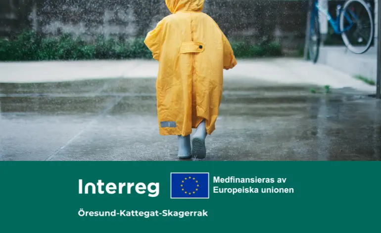 Jente i gul regnfrakk i regnvær - Interreg klimatilpasningsprosjekter