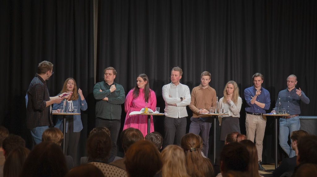 Bilde fra debattmøte med (fra venstre): Trygve Svensson (Tankesmien Agenda), Liv Smith-Sivertsen (Rød Ungdom), Synnøve Kronen Snyen (Sosialistisk Ungdom), Gaute Børstad Skjervø (AUF), Andrine Hanssen-Seppola (Senterungdommen), Tobias Stokkeland (Grønn Ungdom),
Ane Breivik (Unge Venstre), Hadle Bjurstrøm (KRFU), Ola Svenneby (Unge Høyre) og
Simen Velle (FpU)