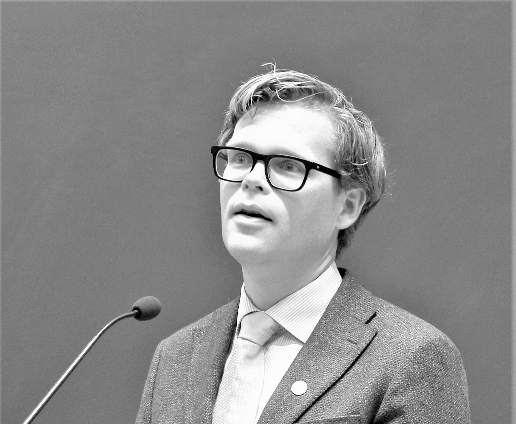 Portrettfoto av utvalgsleder Halvard Haukeland Fredriksen