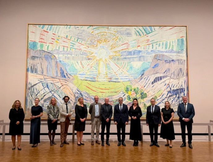 Foto av representanter foran Edvard Munchs maleri "Solen" under EL-Enanys besøket i Norge.