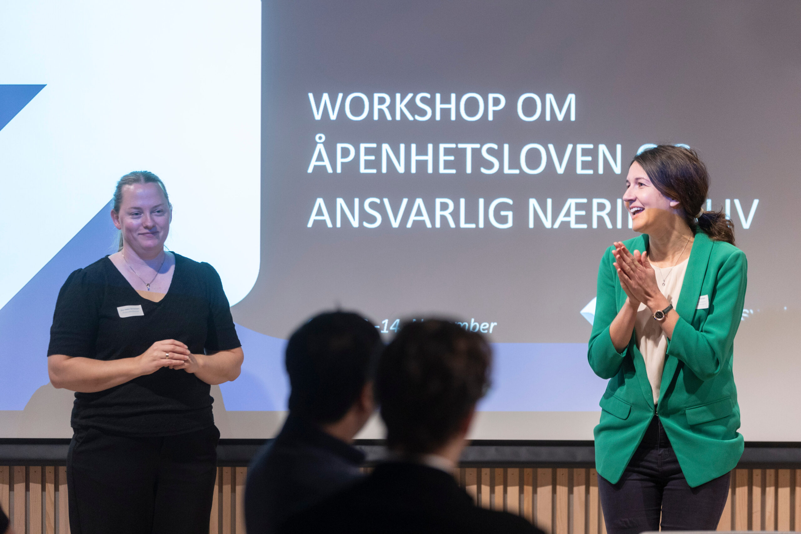 Personer fra Forbrukertilsynet og Kontakpunktet står sammen på scenen under felles workshop
