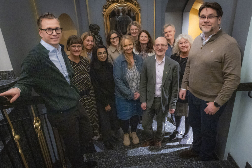 Mennesker som står sammen i en gruppe